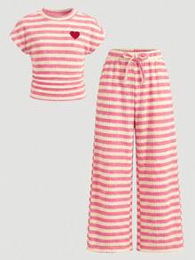 Conjunto informal de vacaciones elegante para niña joven, con top de manga corta acanalado de punto jacquard a rayas y pantalones a juego. Conjunto a rayas, conjunto de dos piezas a rayas, pantalones a rayas, top a rayas, conjunto para niña joven, atuendos de verano para niña joven, conjunto de pantalones para niña joven, traje de manga corta a rayas de primavera y verano - Rosa - Ver 2