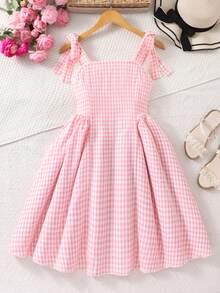 SHEIN Elladie kids 这款少女清新黄色格子吊带连衣裙采用黄白小格子面料，搭配方领和蝴蝶结肩带，尽显法式甜美风情。收腰设计和独特的裙摆剪裁，既贴身又不失休闲感。它是近年来流行的精致女装，适合夏季日常穿着。 - 粉色 - 查看 4
