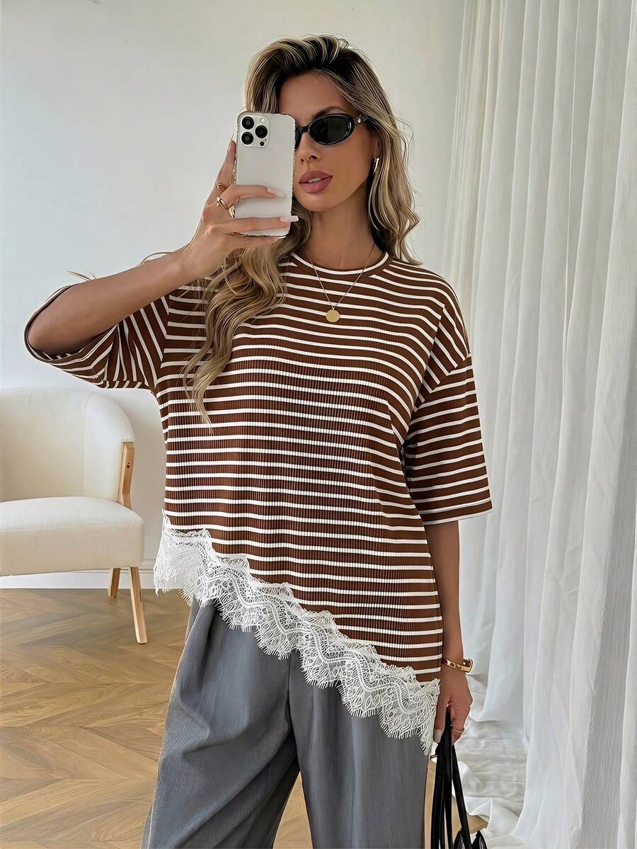 SHEIN LUNE Camiseta casual de mujer con rayas, parches de encaje y bajo asimétrico, adecuada para vacaciones de verano, ir al trabajo y uso diario - Marrón - Ver 1