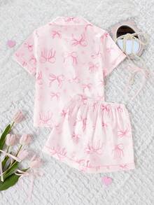 Conjunto de pijama infantil feminino, tecido de cetim macio, blusa de manga curta e shorts com laço charmoso e estampa, roupa de dormir confortável. - Multicolorido - Ver 2