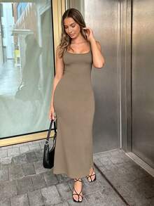 SHEIN PETITE 女士夏季修身吊带紧身连衣裙，性感露背，交叉无袖细肩带修身长款黑色纯色吊带连衣裙，春夏派对/夜店装扮，女士长款连衣裙 - 卡其色 - 查看 3