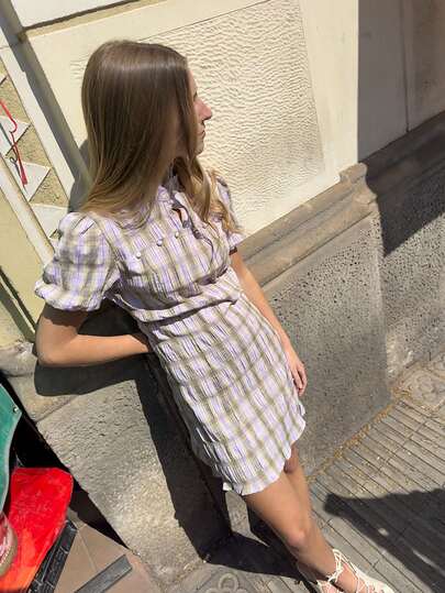 Nöista 这款新款中式短袖格子连衣裙采用浅紫色和苔绿色配色，搭配中式立领和少女感十足的泡泡袖。褶皱面料透气亲肤，打造飘逸灵动的廓形。其复古的中国风和青春洋溢的艺术气息，使其成为春夏日常穿着、派对、上学和度假的理想之选。