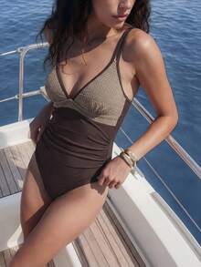 Maija Baju Renang Terusan Wanita dengan Detail Kerut dan Warna Kontras, Gaya Liburan Musim Panas untuk Pantai - Coklat - View 2