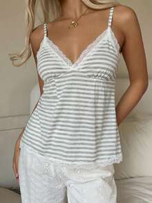 CovetEZ 女士休闲简约灰白条纹褶皱胸部蕾丝拼接娃娃衫，适合日常穿着、居家穿着、度假、外出、音乐节、毕业季、节日季、返校季等场合。 - 彩色 - 查看 5