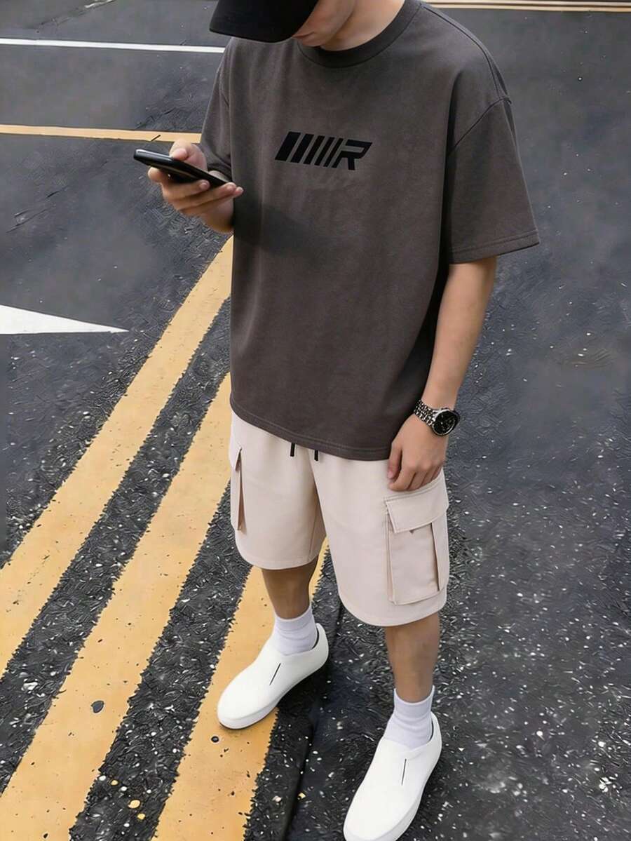 SHEIN 两件套青少年男童简约小写字母撞色纹理深灰色短袖T恤搭配乳白色工装裤,休闲学院风,舒适时尚,简约实用,百搭柔软面料,适合日常穿着,适合上学,适合旅行,适合户外运动,适合春、夏、秋、冬四季。Y2K风格,青少年男童服装,返校季服装,青少年男童服装,青少年服装,青少年上衣,宽松裤,工装裤 - 彩色 - 查看 1