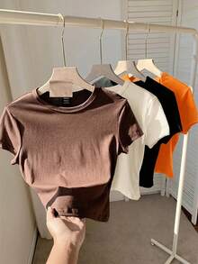 SHEIN Tall CURVE Set da 4 pezzi, taglia comoda, maglietta a maniche corte a girocollo aderente e corta, adatta per l'estate - Multicolore - Visualizzare 2