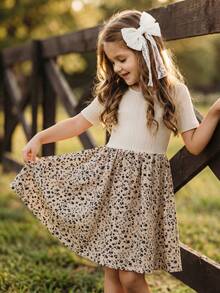 Emery Rose Kids Emery Rose Kids Đầm dệt kim màu trơn cổ tròn chất liệu chiffon họa tiết hoa ở gấu váy kiểu dáng thường ngày cho bé gái. - Màu be - Xem 1