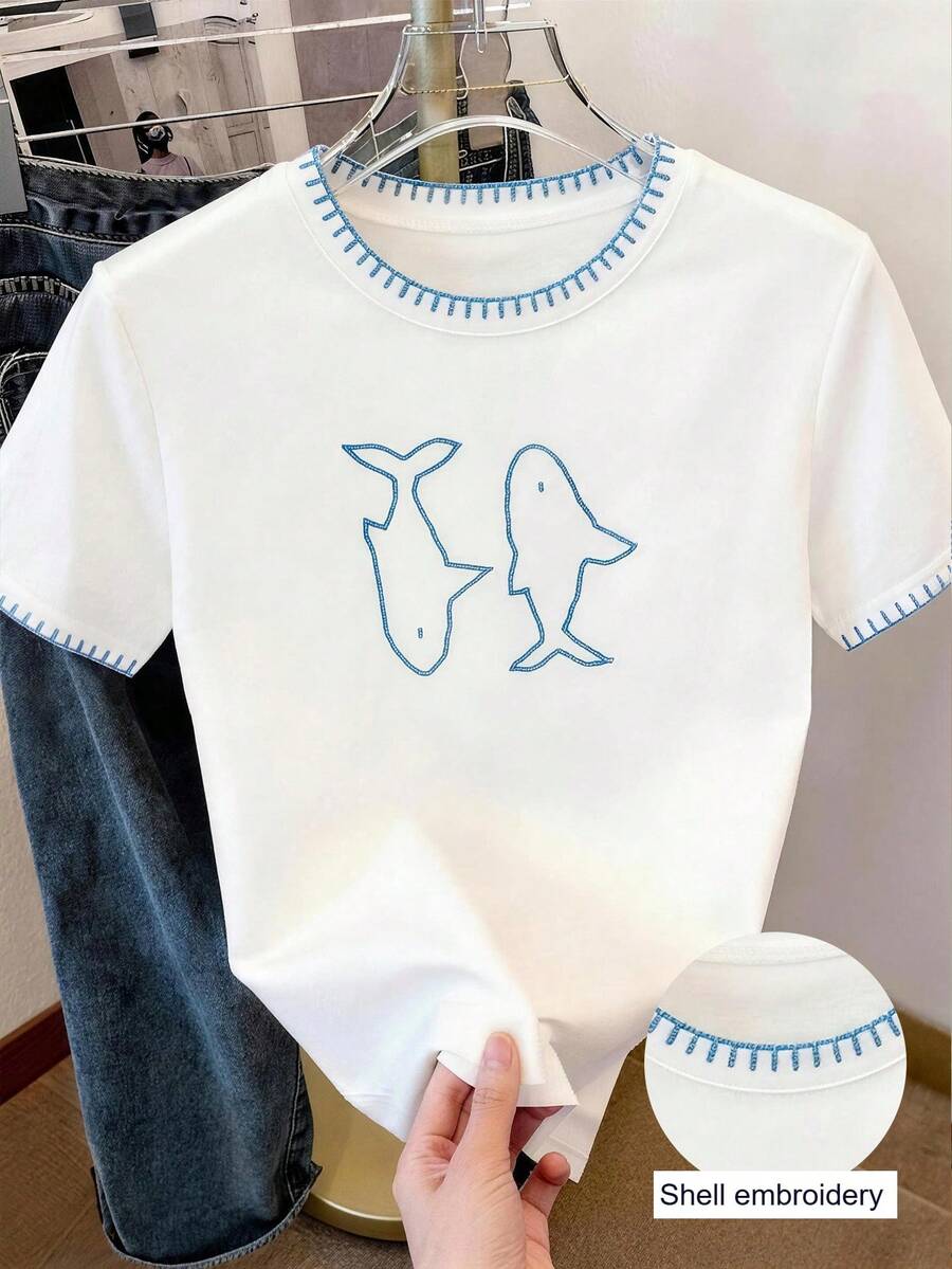 Resyla Camiseta de mujer de estilo vacacional con bordado de conchas, rayas de contraste y gráfico de peces de cuello redondo - Blanco - Ver 1