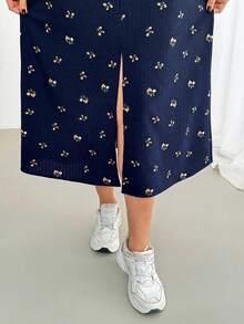 SHEIN Essnce Bộ đồ hai mảnh thời trang xuân/hè dành cho nữ cỡ lớn, kiểu dáng thoải mái, rộng rãi, cơ bản, đa năng, tôn dáng: Áo ngắn tay màu trắng và váy dài hai dây in hoa màu đen, trang phục mùa hè, phong cách đơn giản, trang phục sân bay, trang phục đi nghỉ mát. - Màu xanh hải quân - Xem 6