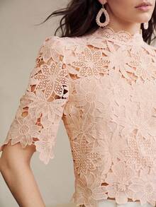 Anewsta Áo croptop cổ ren hồng họa tiết hoa khoét lỗ tay cánh hoa - Hồng - Xem 1