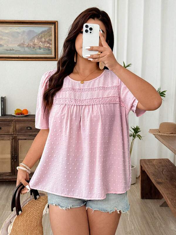 Weeklong Blusa de línea A con cuello redondo, mangas de pétalo, encaje texturizado y lunares para mujer talla grande, elegante y casual