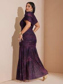 Vestido largo con estampado de talla grande con estilo envolvente, Vestido maxi elegante de mujer de cuello O morado fruncido con mangas transparentes, Vestido maxi de mujer con estampado de teñido anudado y superposición de malla con bajo de cola de sirena, Vestido maxi sofisticado de mujer con estampado morado y detalles fruncidos de manga larga - Multicolor - Ver 2