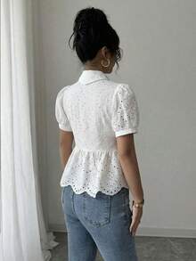 2026 Blusa elegante de verano para mujer con mangas de pétalos huecos y volantes en el bajo - Blanco - Ver 2
