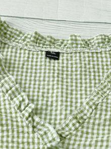 SHEIN LUNE 大码女式经典格纹V领荷叶边花瓣袖修身休闲常规衬衫 - 綠色 - 查看 4