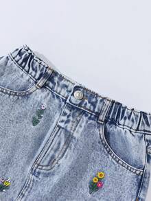 SHEIN Tween女孩牛仔裙 春夏新款 甜美清新 淺藍色水洗牛仔 小花刺繡 A字裙 修身舒適 高級棉質牛仔 日常基礎校園穿搭 度假棉質春夏穿著 童裝牛仔裙 女孩裙 - 淺色水洗藍 - 查看 4
