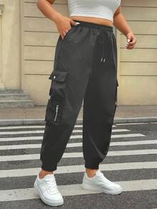 Muchica Pantalones cargo de talla grande con bolsillo con solapa y cintura con cordón en gris oscuro - Gris Oscuro - Ver 5