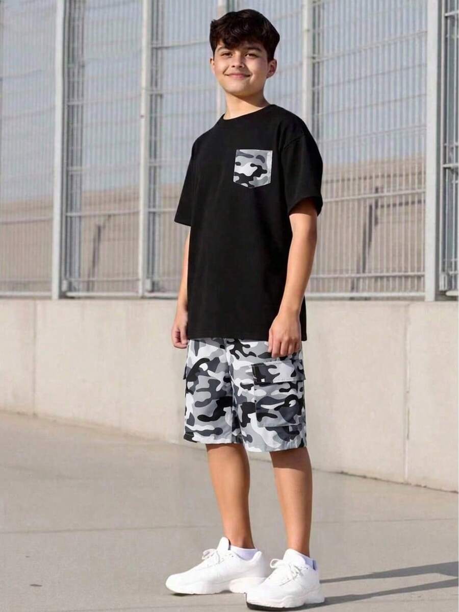 Vacaura 2件套青少年男童休闲迷彩印花圆领口袋时尚通勤套装，夏季 - 黑與白 - 查看 1