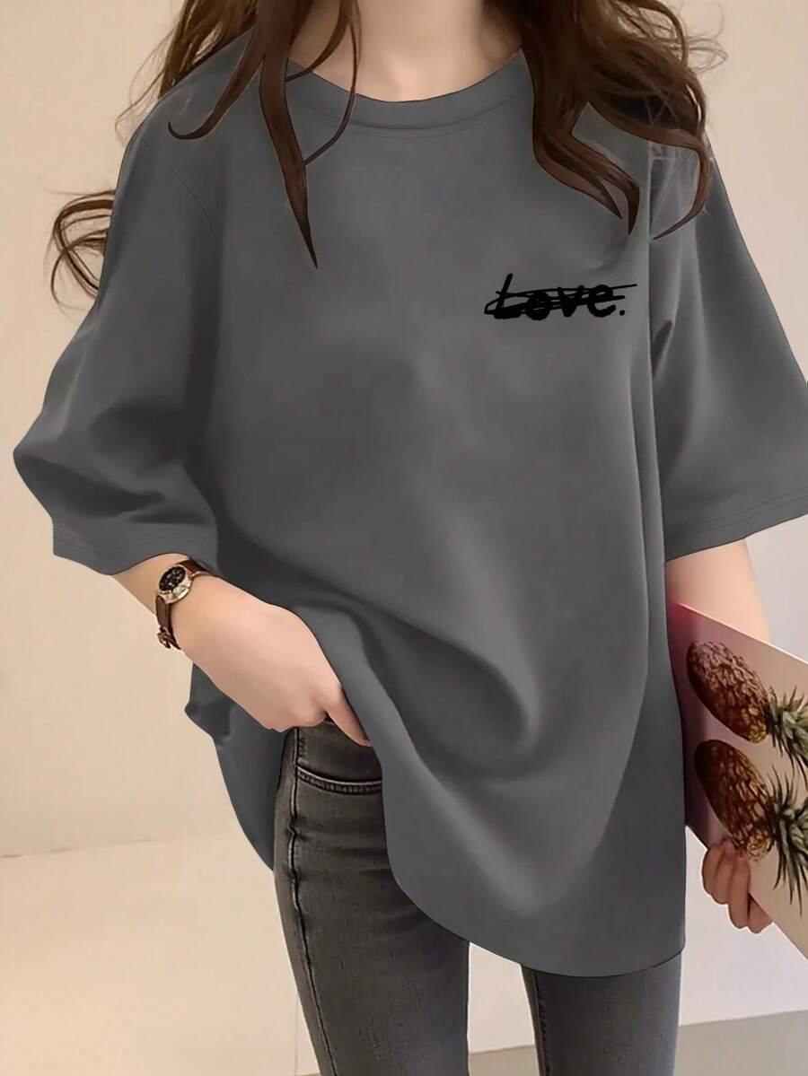 SHEIN 女士艺术家联名款LOVE字母印花宽松圆领短袖T恤,优雅舒适设计,休闲户外T恤 - 深灰色 - 查看 1