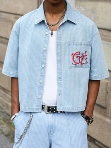 GALLERY FADE Áo sơ mi nam tay ngắn denim xanh kẻ sọc thêu họa tiết, phong cách đường phố. - Rửa nhẹ - Xem 4