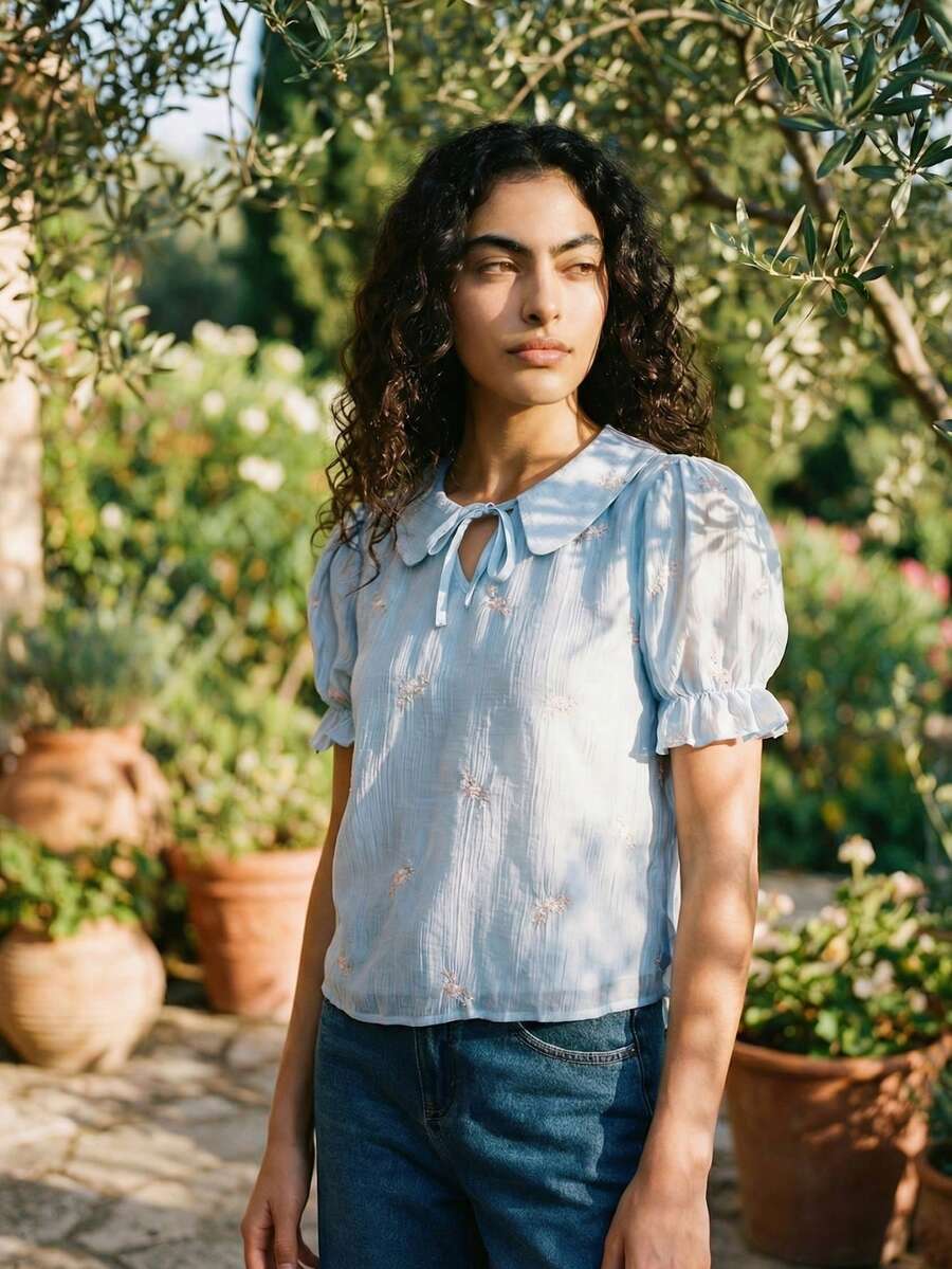 lacRébo 蓝色宽松衬衫，饰有花卉刺绣，泡泡袖设计，钥匙孔领口，适合春夏穿着。 - 藍色 - 查看 1