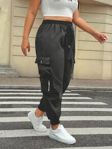Muchica Pantalones cargo de talla grande con bolsillo con solapa y cintura con cordón en gris oscuro - Gris Oscuro - Ver 6