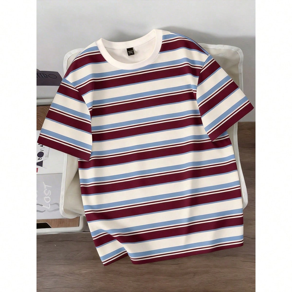 Camiseta de manga corta de ajuste holgado con estampado de rayas de contraste para hombre, adecuada para vacaciones de verano y viajes diarios
