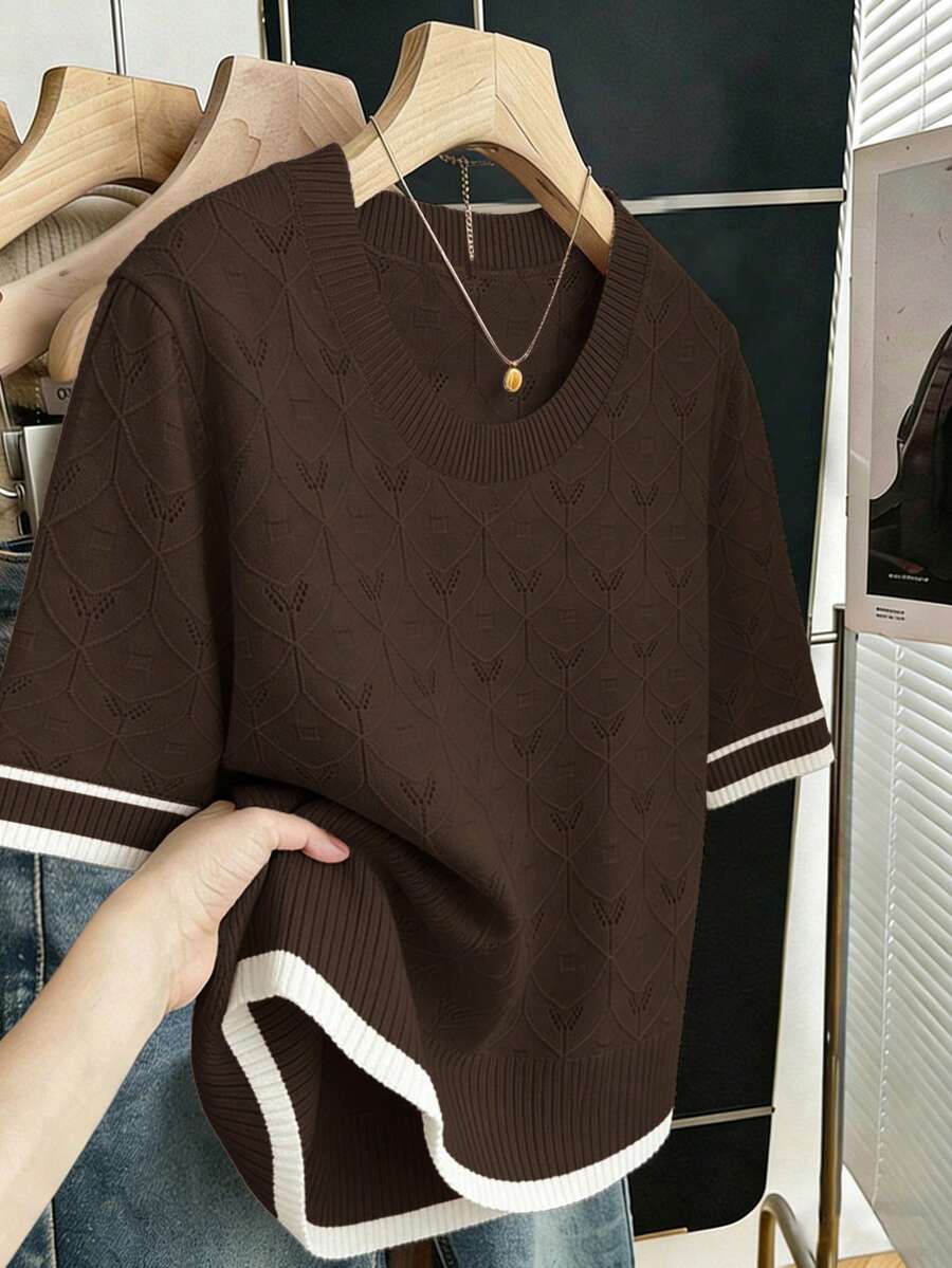 SHEIN Clasi Blusas femininas casuais para uso diário, simples, para o dia a dia, estilo urbano, versátil, elegante, para negócios, intelectual, com gola redonda, listradas, modelagem regular, manga curta, blocos de cores, cor damasco, modelagem solta e reta, estilo pulôver, tamanhos grandes, blusa de malha, blusa de gola redonda de manga curta marrom para primavera/verão, blusa feminina de malha marrom com gola redonda. - Castanho Café - Ver 1