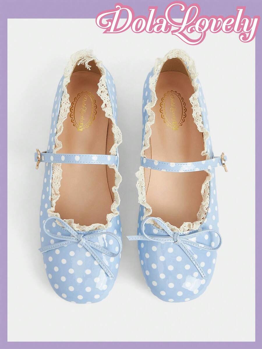 Dola Lovely 女士浅蓝色波点蕾丝圆头搭扣蝴蝶结平底鞋，甜美百搭的洛丽塔风格玛丽珍鞋 - 淡藍色波點 - 查看 1