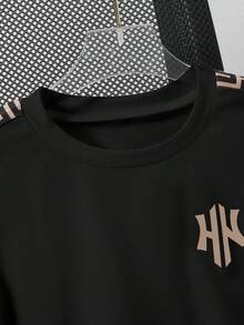 SHEIN Genkimix Kids 两件套男童时尚舒适针织撞色短袖T恤和印花休闲圆领上衣短裤套装，适合旅行、度假、夏季穿着。 - 彩色 - 查看 3