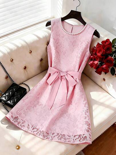GlowEve Đầm nữ họa tiết hoa, chất liệu jacquard khoét rỗng, cổ tròn, không tay, dáng chữ A, thanh lịch, lãng mạn, màu hồng nhạt, hàng mới mùa hè, có lớp lót, dáng chữ A, đầm hè, đầm dự tiệc thanh lịch, đầm đi nghỉ mát, đầm hồng nhạt, đầm ngọt ngào quyến rũ, đầm không tay, đầm cưới/tốt nghiệp, trang phục công sở thời trang, trang phục công sở, trang phục thường ngày đa năng và phong cách, trang phục công sở cho giáo viên thành thị.