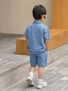 SHEIN Little Byeori 男童夏季休闲时尚街头风日常通勤翻领短袖牛仔衬衫和做旧牛仔短裤套装 - 中等水洗藍 - 查看 2