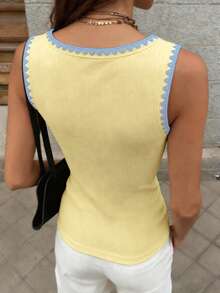 Cévolie Camiseta de tirantes de cuello cuadrado con contraste de color estilo retro francés, camiseta sin mangas minimalista y versátil de ajuste ceñido y sexy, de tejido de punto bordado con conchas, adecuada para salir, ir al trabajo, ir a la escuela - Amarillo claro - Ver 3