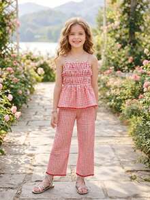 SHEIN Bộ đồ hè cho bé gái gồm áo hai dây phối bèo nhún, vải kẻ caro và quần ống đứng, thích hợp cho các chuyến đi chơi, kỳ nghỉ và mặc hàng ngày. - Đỏ - Xem 3