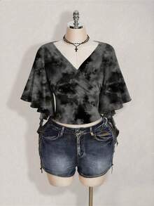 SHEIN ICON Áo thun nữ cỡ lớn phong cách retro thanh lịch cá tính, gợi cảm hiện đại, năng động, màu đen trắng nhuộm tie-dye, cổ chữ V tay bồng, ôm sát, phù hợp cho các lễ hội âm nhạc. - Đen và trắng - Xem 3