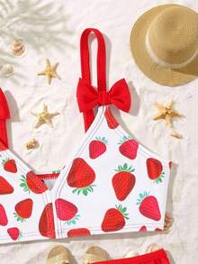 Set de 2 piezas Traje de baño para niña, tela suave y esponjosa, nueva moda primavera/verano 2026, esencial para vacaciones y viajes, conjunto de verano para niños, nuevo estilo primavera/verano 2026, top de tirantes con volantes y estampado 3D de moño y fresa, y shorts - Rojo - Ver 5