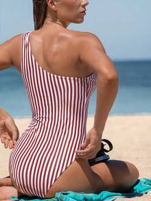SHEIN Swim SPRTY 条纹连体泳衣，适合海滩度假，女士连体泳衣，条纹连体泳衣，单肩泳衣，女士沙滩装，全包覆泳衣 - 紅色 - 查看 4
