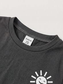 SHEIN Playful Pals Bộ 2 món cho bé trai mùa hè, gồm áo thun cổ tròn tay ngắn in hình mặt trời và quần short kẻ sọc cạp chun, quần áo trẻ sơ sinh và trẻ nhỏ, bộ áo thun bé trai, trang phục mùa hè, phù hợp cho bé từ 6 tháng đến 3 tuổi, phong cách nghỉ mát biển, phong cách thường ngày đi nghỉ mát. - Nhiều màu - Xem 4