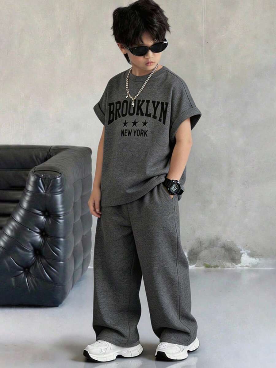 儿童休闲舒适宽松灰色背心和灰色运动裤套装，Y2K风格，基础款上衣和裤子，夏季短裤，夏季服装，男童套装，适合春夏季节、外出、情人节、约会、旅行、度假、家庭聚会、返校、婚礼、晚宴、运动、生日派对等场合。 - 灰色 - 查看 1