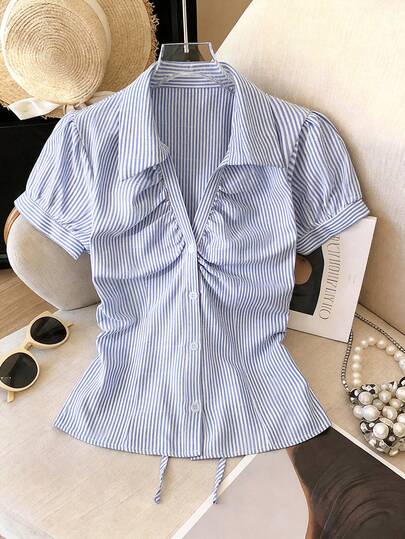 GlowEve CURVE Áo sơ mi nữ cỡ lớn tay ngắn xếp ly, cổ chữ V dáng suông, màu trắng, cài bốn khuy, thiết kế xếp ly.