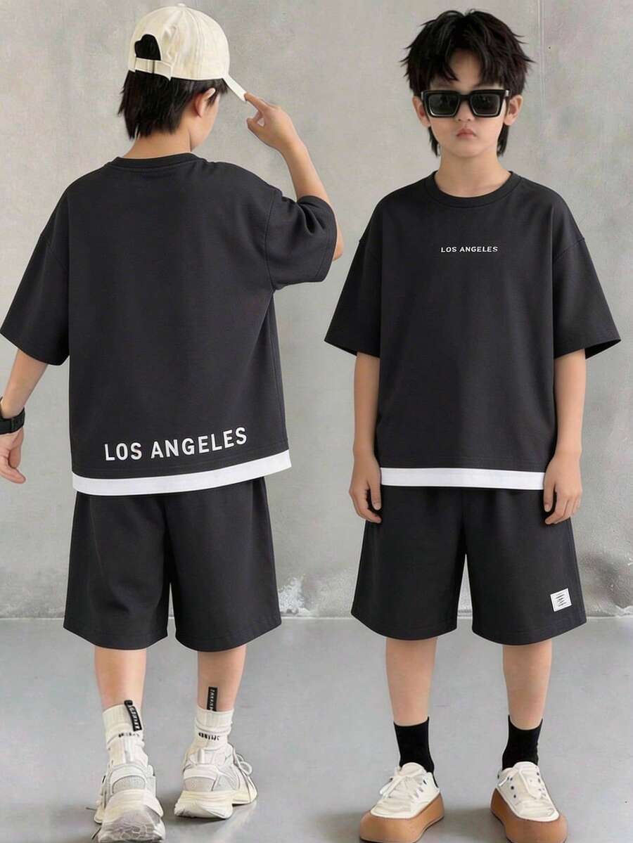 SHEIN 2件套青少年男童灰白撞色字母印花短袖短裤套装，休闲学院风，舒适时尚，百搭可爱，柔软亲肤，适合日常穿着、上学、旅行、运动、度假等场合。
