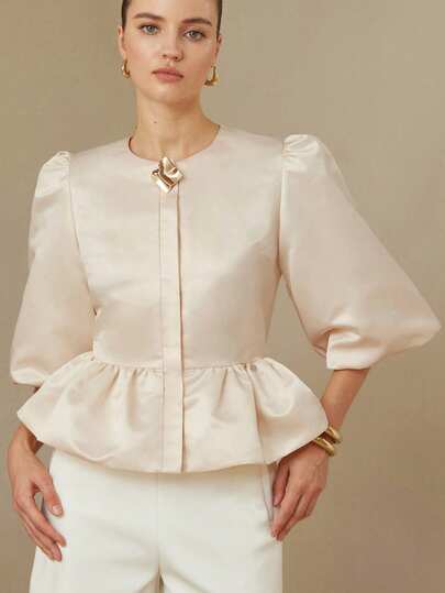 Aveloria Rosie 象牙白，圆领无袖设计，泡泡袖，腰部褶皱下摆，光泽缎面质感，挺括廓形，简约优雅风格，适合晚宴、伴娘、正式聚会、高端时尚场合，彰显女性魅力与精致气质。新款舒适时尚七分袖圆领宽松泡泡袖简约纯色衬衫外套