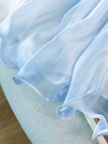 GlowEve CURVE 新款大码女式短袖上衣，采用纯净、温柔又不失性感的露肩设计。饰有法式复古立体花卉图案，优雅的波浪荷叶边下摆，纯色设计，青春洋溢，宽松版型。 - 藍色 - 查看 4