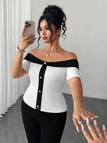 Elenzga Camiseta de mujer talla grande con estilo francés, de hombros descubiertos y manga corta, en color bloque negro y blanco con botones metálicos, ajustada y ceñida que revela los hombros, para usar en citas de verano - Blanco - Ver 6