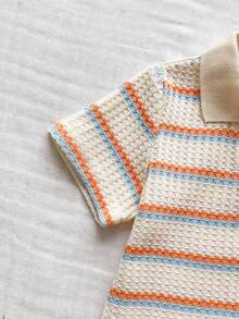 SHEIN Vintaside Kids 男童夏季百搭休闲针织提花橙蓝珍珠色撞色V领短袖简约上衣，搭配清爽水洗牛仔直筒裤，两件套组合。宽松版型，适合日常穿着、参加派对、家庭露营旅行、用餐或购物等场合。 - 彩色 - 查看 6