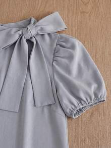 Ritzy Row 女士优雅打结领花瓣袖上衣和波点半裙套装，夏季时尚通勤装 - 灰色 - 查看 3