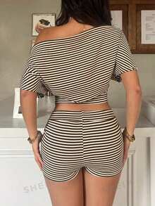 SHEIN PETITE 2件組女款條紋不對稱肩短袖T恤與條紋短褲套裝，春/夏，小碼女款 - 咖啡棕 - 查看 2