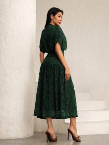 Modelyn Gaun Tanpa Lengan Panjang Sedang Model Baru dengan Kerah Perahu, Potongan Pas Badan, Detail Ruffle di Pinggang, dan Detail Lubang-lubang, Seksi, dan Potongan Berongga - Dark Green - View 2