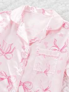 Conjunto de pijama infantil feminino, tecido de cetim macio, blusa de manga curta e shorts com laço charmoso e estampa, roupa de dormir confortável. - Multicolorido - Ver 7