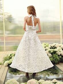 MOTF Soiréza 优雅女士白色底黑色波点露背长款派对礼服 | 正面蝴蝶结装饰，波点面料尽显经典复古时尚，完美适用于春季婚礼、花园派对、毕业舞会、晚宴、鸡尾酒会、正式晚宴、户外森林庆典和优雅生日派对。 - 白色 - 查看 3