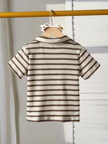 SHEIN Mirajuku 这款男童休闲学院风华夫格条纹V领短袖POLO衫，适合4-7岁男孩春夏穿着。这款阳光男孩POLO衫既适合上学，也适合居家穿着。无论上学还是在家，男孩们都可以穿着这件休闲、舒适又时尚的POLO衫。这款上衣百搭耐穿，适合男孩们的日常生活和各种聚会场合。让男孩们在生活和活动中保持时尚舒适，充满活力和乐趣！ - 杏色 - 查看 2